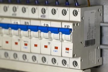 Automatic fuse switches