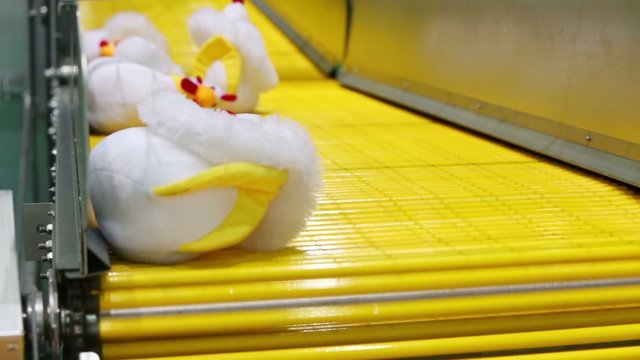 Demonstration of moving industrial conveyor with toy chickens