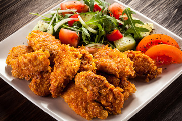 Fototapeta premium Fried chicken nuggets and vegetables