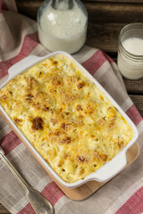 Macaroni and cheese gratin with feta