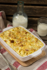 Macaroni and cheese gratin with feta