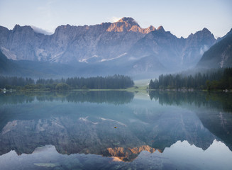 jezioro górskie w Alpach - obrazy, fototapety, plakaty