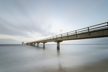 Fototapeta na wymiar Molo na bałtyckim wybrzeżu