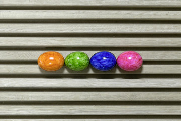 Bunte Eier auf Holzhintergrund