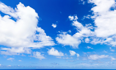 ciel bleu et nuages sous les tropiques, île Réunion