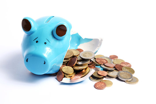 Kaputtes Sparschwein mit Geld auf wei&szlig;