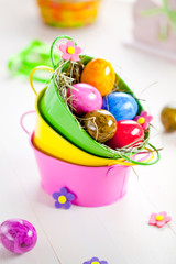 ostereier in bunten schalen 