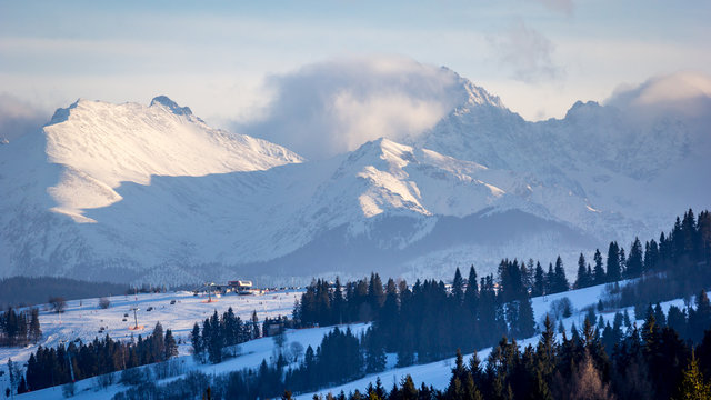 Fototapeta Mountains behind ski resort
