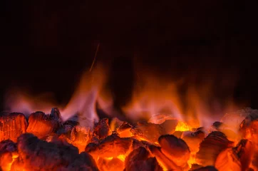 Crédence de cuisine en verre imprimé Feu Des charbons ardents dans le feu