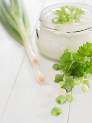 Lauchzwiebeln auf einem Tablett