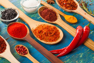 Powder spices on spoons