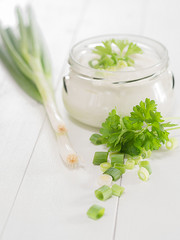 Lauchzwiebeln auf einem Tablett