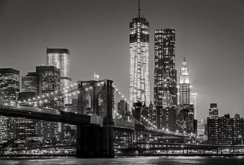 Poster New York bij nacht. Brooklyn Bridge, Lower Manhattan – Zwart en © Francois Roux