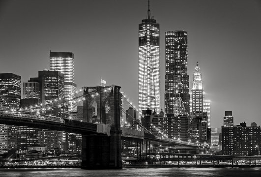 Fototapeta Nowy Jork nocą. Brooklyn Bridge, Lower Manhattan - Black an