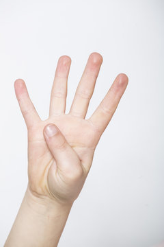 mano che indica quattro dita