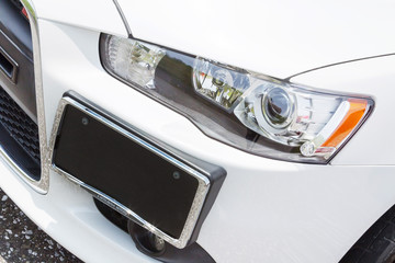 Obraz premium 車のヘッドライト Headlight of the white car