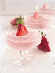 Erdbeerjoghurt in Gläsern