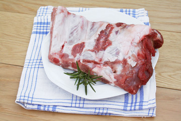 costine di maiale con rosmarino_sfondo bianco