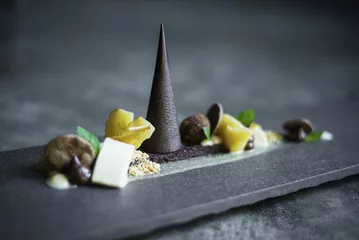 Photo sur Plexiglas Dessert assiette de desserts au chocolat, fruits et noix