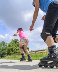 gemeinsam skaten im Park