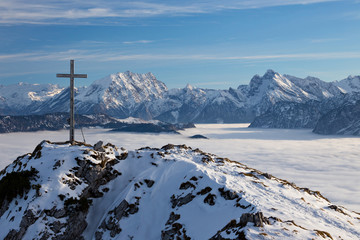 Gipfelkreuz vor Bergkulisse