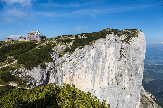 Bergh&uuml;tte mit Felswand