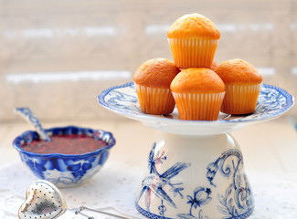 Obraz na płótnie Canvas Delicious cupcakes on table on white background