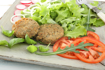 polpette vegetariane con insalata e pomodori