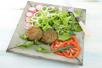 polpette vegetariane con insalata e pomodori