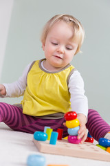 Kleinkind spielt mit Steckspiel