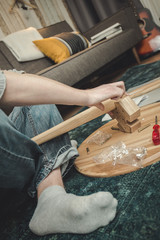 Obraz premium Ein junger Mann baut einen Tisch zusammen