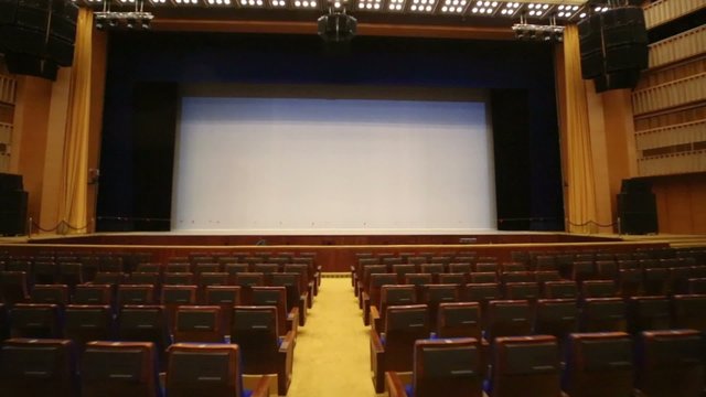 Moving to screen through seats in large hall for presentations