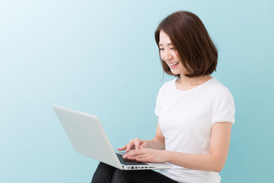 パソコンを見る笑顔の女性