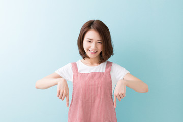 エプロン姿の女性
