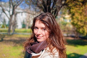 Naklejka premium Портрет прекрасной девушки в парке