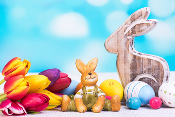 osterdekoration mit tulpen