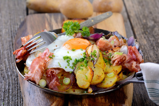 Bauernfrühstück mit Bratkartoffeln, Speck und Spiegelei