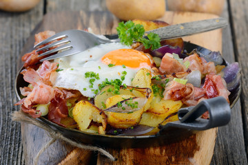 Bauernschmaus mit Bratkartoffeln, Speck und Spiegelei