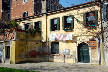Fototapeta na wymiar Typical venetian building. Venice, Italy