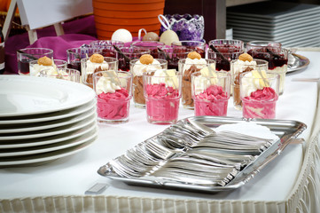Buffet, Gläser mit verschiedenen Dessertkompositionen