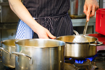 Gastronomie, Angestellte beim Kochen in der Großküche