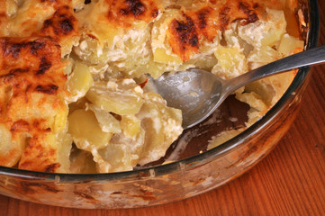 Gros plan sur un plat de gratin de pommes de terre