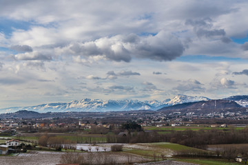 Fototapeta na wymiar italian fields with snow