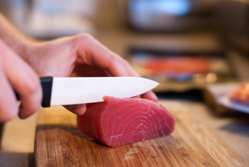 Krojenie tuńczyka na sushi