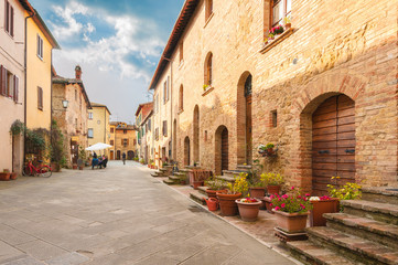 Fototapeta na wymiar Beautiful and colorful streets of the small and historic Tuscan