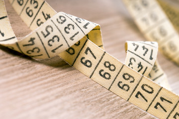 Ma&szlig;band auf einem Holzbrett