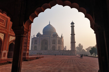 Fototapeta premium Taj Mahal in the fog at sunrise