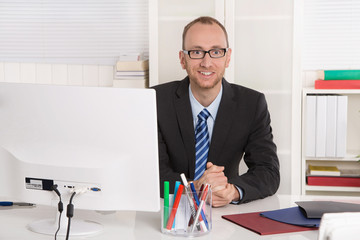 Kaufmännischer Angestellter oder Chef im Büro