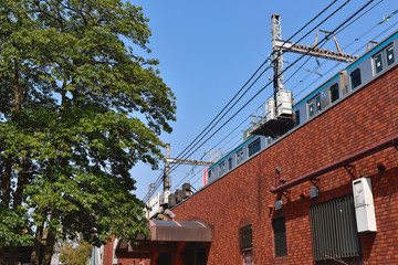 晴れた日のJR関内駅