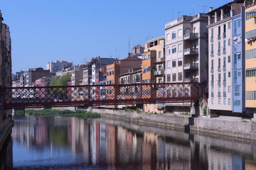Naklejka premium Eiffel bridge in Girona with facade with colorful houses